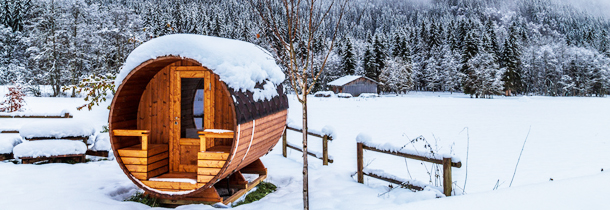 Outdoor-Sauna in einer Schneelandschaft