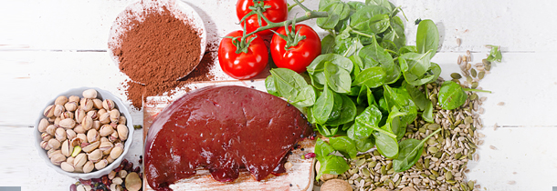 Nahrungsmittel wie Leber, Pistazien, Tomaten und Spinat können dem Eisenmangel entgegenwirken