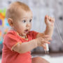 Baby spielt mit Iphone-Ladegerät