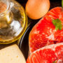 Lachsfilet, ein Ei und Olivenöl: Welches Fett ist gesund?