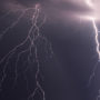 Ein gewaltiger Blitz schiesst vom Himmel herab: Während eines Sommergewitters können Blitze auch Menschen treffen